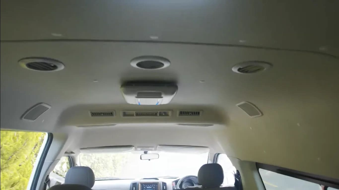 Higer EV H5C roof vents and air-conditioning outlets